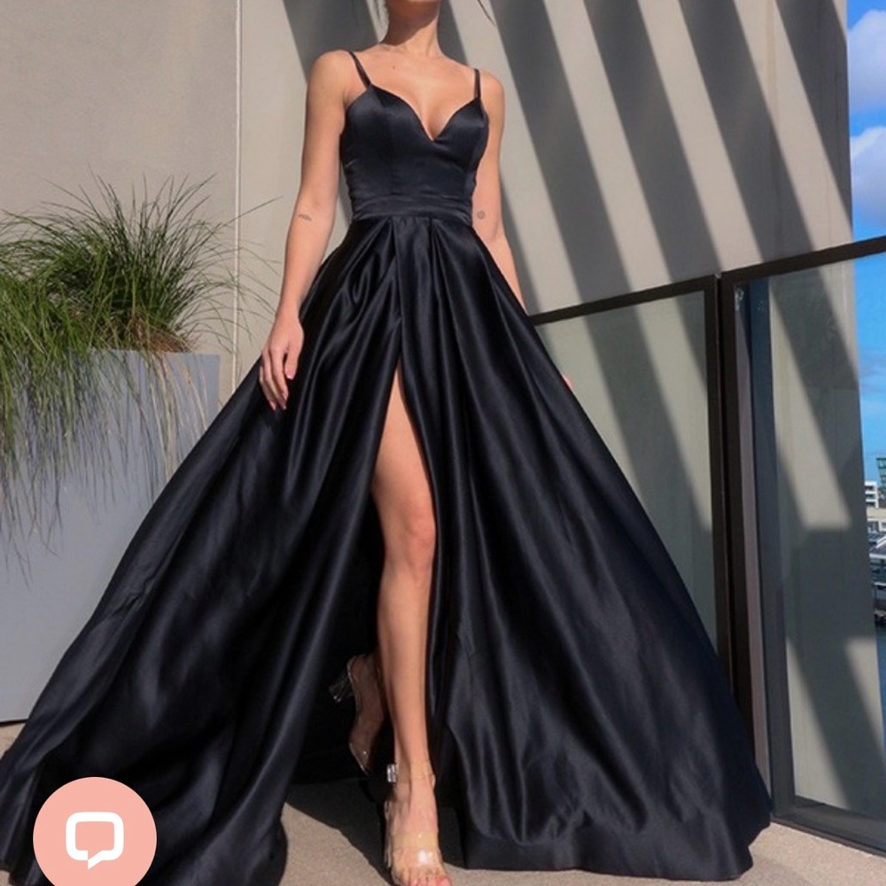 Absolutely beautiful Prom dress, long black, slit, dose have corset back